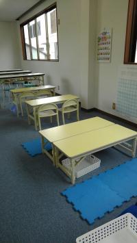 お子様の状態にあわせて座り机と椅子の両方をご用意しています。