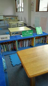 絵本や児童書も揃えております。広い机ではパズルもできます。