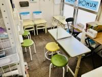 ２つの部屋があります。こちらは幼児さん対応の机がある部屋です。