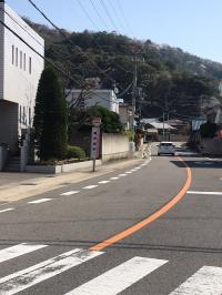 大浦街道を南下し、バス停「養翠園前」を右折します。