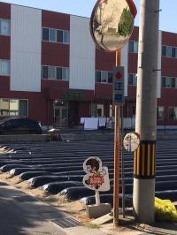 養翠園正門を目指し、介護施設の手前を右折です。