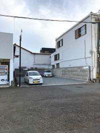 近隣施設と共同の駐車場がございます。<br />
短時間駐車していただけます。