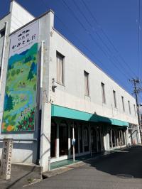 朝来駅から150mほど直進すると、上富田産業振興文化交流会館があります。