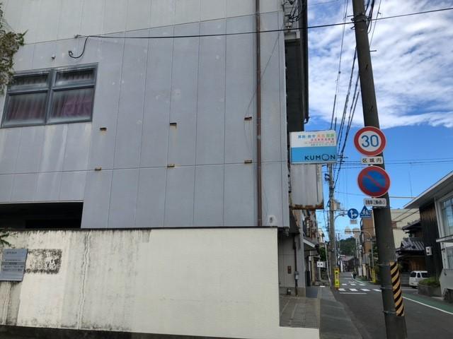 この看板が目印です。<br />
教室は２階ですので階段でお上がりください。