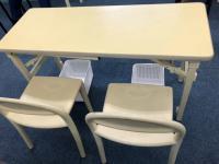 幼児さん専用の机と椅子もご用意しています。