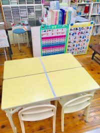 低めの机やいすも準備していますので、幼児さんでも安心して学習に取り組めます。