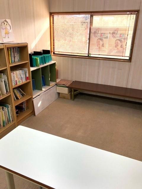 待合スペースです。学習が終わったら本を読みながらお迎えを待っています。
