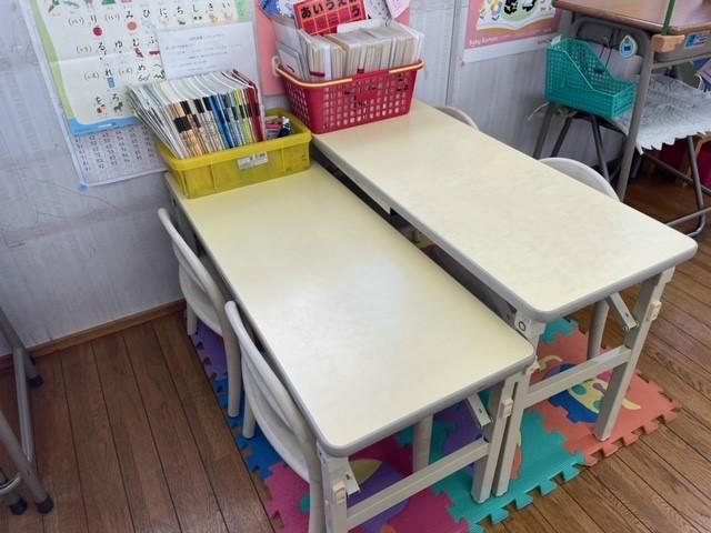 幼児さんは専用の机といすで学習しています。