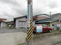 通りに面した看板（電柱にも）が目印です