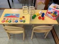 幼児机で、安心して絵本も見れます。<br />
いろいろな玩具も使ってあそべます。