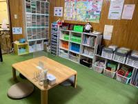 お母様とお子様と一緒にテーブル席で、絵本を見たり、ゆっくりお話しします。