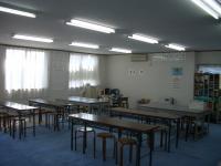 教室は広々としています。