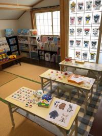 絵本や教具も置いています。