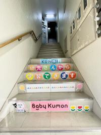 こちらの階段で２階へお越しください。乳幼児さんも大歓迎です。