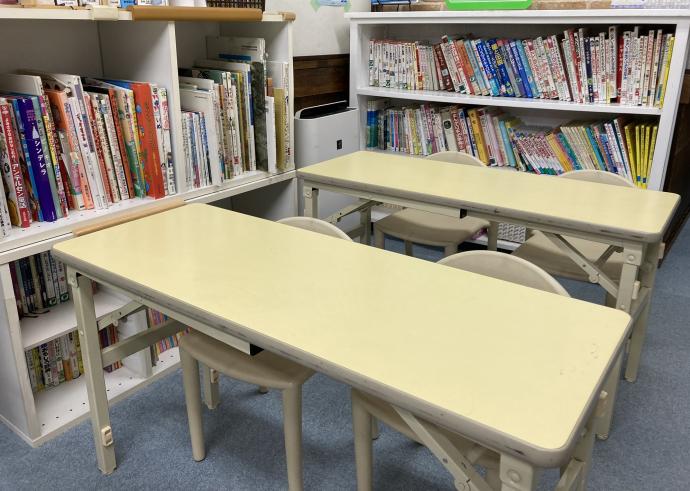 幼児さんでも学習できるように小さな机と椅子を準備しています。<br />
