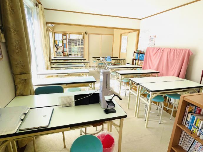 教室前方は、幼児、小学生席、後方は中学生や英語学習者席となっております。