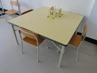 幼児さん向けの机と椅子も用意しています