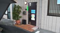玄関は道路の反対側です。わからない場合はお尋ねください。