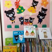 絵本、歌のCDなど楽しい教材がたくさんあります。