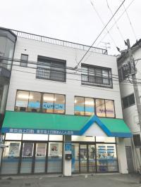 吉三商店ビル２階。BabyKumonのロゴが目印です。駐車場もあります。