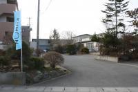 KUMONののぼりの奥に進んでいただくと駐車場と教室があります。