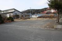 道路から入ってすぐにも広い駐車場があります。