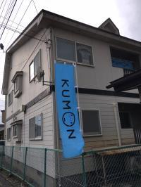 中野小からは、のぼりが目印！白いアパートの２階が教室です。