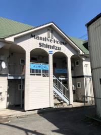 国道４号沿い、中野小学校入口交差点の角にあります。