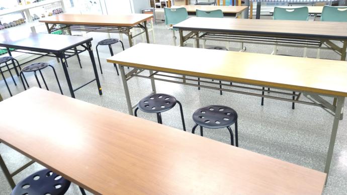 幼児さん、小学校低学年専用の机、椅子もあり、様々な学齢の生徒が学習しています。