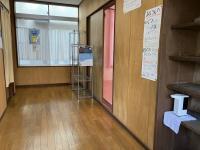 玄関です。靴を脱いであがるので、赤ちゃんも安心です。左の奥に階段があります。