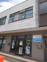 KUMONポスターがある入口から入り2階へ!