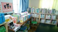 本や教具も充実しています☆