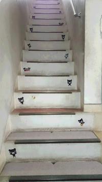 教室は２階です。<br />
階段でもくろくまくんがお出迎え♪