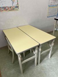 【対面用の幼児席】<br />
背もたれのある椅子で高さも2種類あります