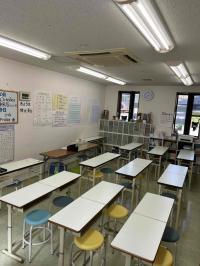 【教室の内観】<br />
明るい室内<br />
椅子は年齢によって高さを選びます