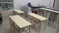 幼児さん用の机といすもあります。集中して学習できます。