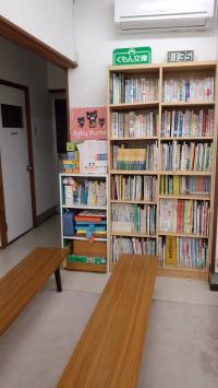 待合スペースです。絵本・書籍も充実しています。