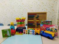 赤ちゃんへの「言葉かけ」のヒントになるおもちゃと絵本などを多数用意しています。