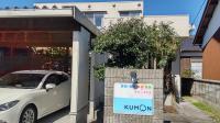 教室入口。モダンな白い建物が目印です。