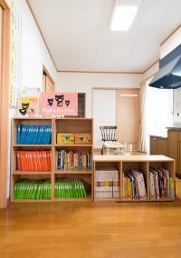 木目調の広い待合は、自習室、幼児室などでも使います。