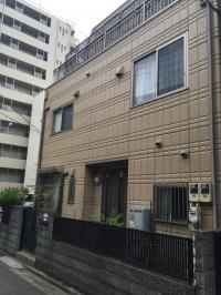 教室建物側面、ほとんど車は通りません。