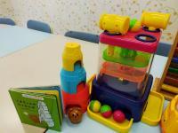 赤ちゃんへの「言葉かけ」のヒントとなるおもちゃと絵本を多数用意しています。