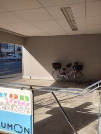 教室1階は自転車置き場です。ベビーカーもおけます。