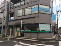 教室は２階です。