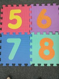 ソフトマットの上で絵本や教具を使って遊べます。