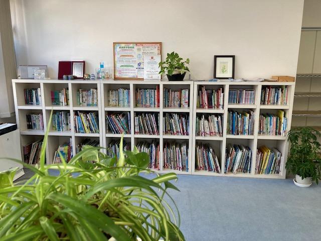 絵本、児童書、図鑑をはじめ、たくさんの本に囲まれた広い読書スペースです。