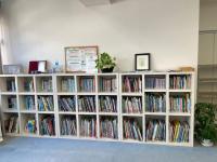 絵本、児童書、図鑑をはじめとするたくさんの本に囲まれています。