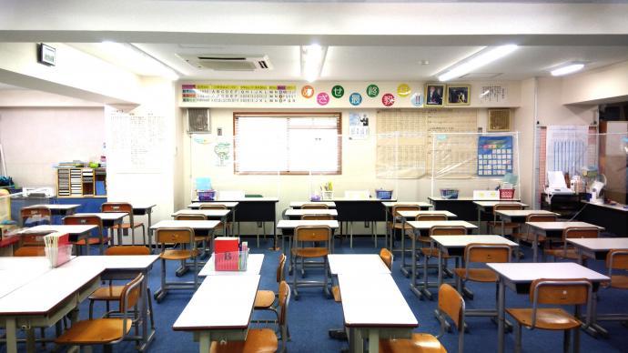 広々とした明るい教室です♪集中して学習できる一人机を50席以上ご用意しています。