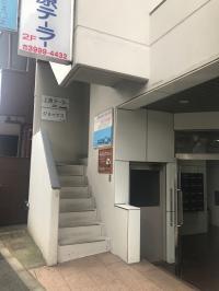 階段を使って3階です。（ベビーカーの方はエレベーターで）