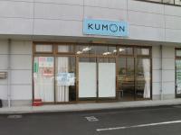 保護者用駐車場は，教室のすぐ前。駐輪場も敷地内にあります。